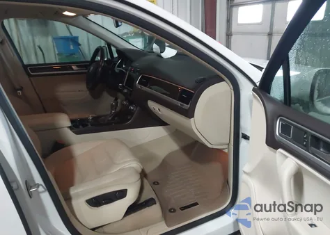 2014 Volkswagen Touareg 3.6L Executive z USA, uszkodzony, nr VIN WVGEF9BP7ED010507